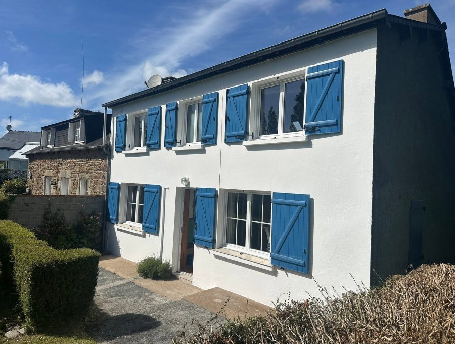 Façade décapée et volets repeints