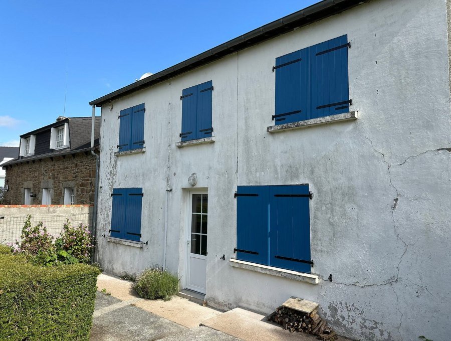 Façade décapée et volets repeints