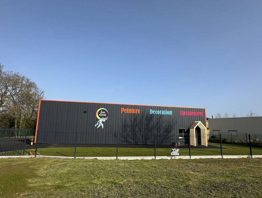 Notre dépôt : bardage repeint en anthracite, Paimpol