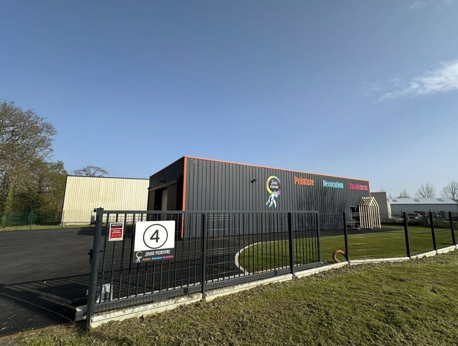 Notre dépôt : bardage repeint en anthracite, Paimpol