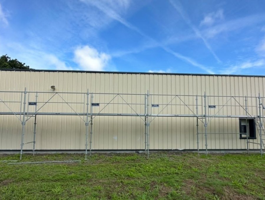 Notre dépôt : bardage repeint en anthracite, Paimpol