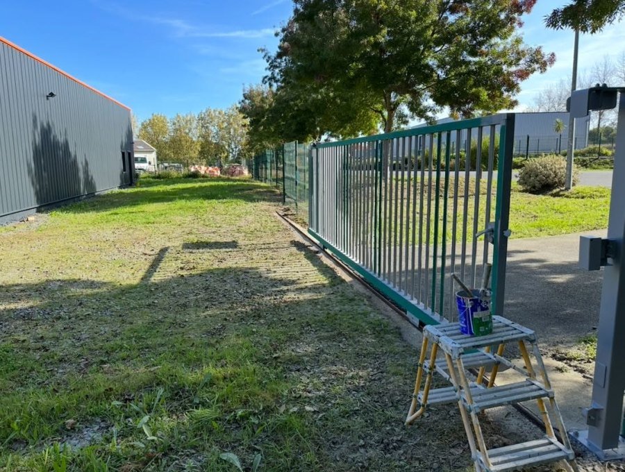 Notre dépôt : bardage repeint en anthracite, Paimpol