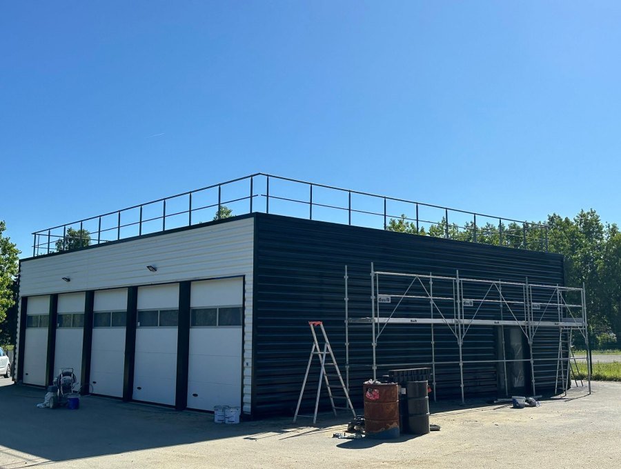Peinture du bardage d'un bâtiment d'activité, Paimpol