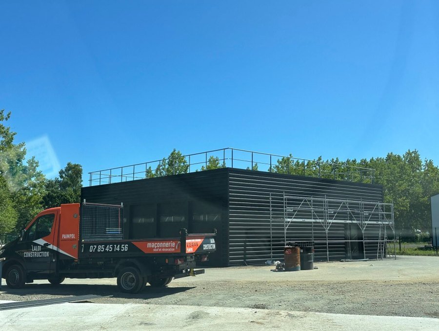 Peinture du bardage d'un bâtiment d'activité, Paimpol