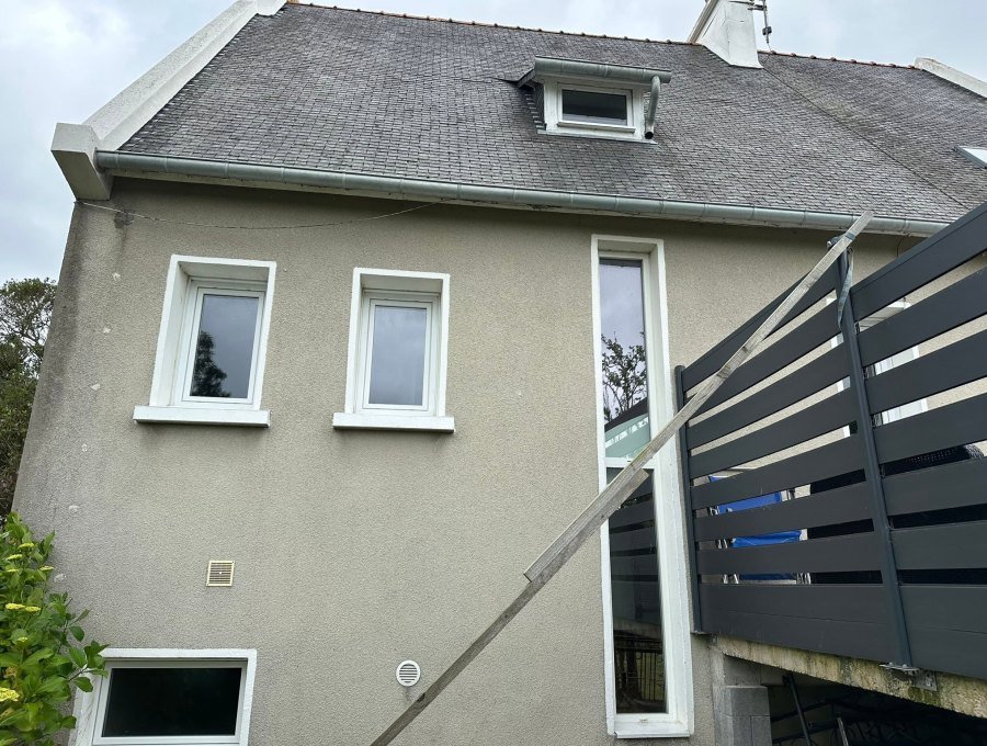 Ravalement complet avec deux finitions d'enduit, Plourivo