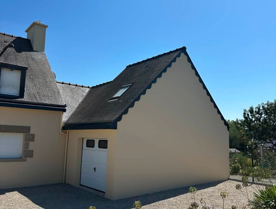 Ravalement d'un enduit gratté envahi par les algues rouges, Paimpol