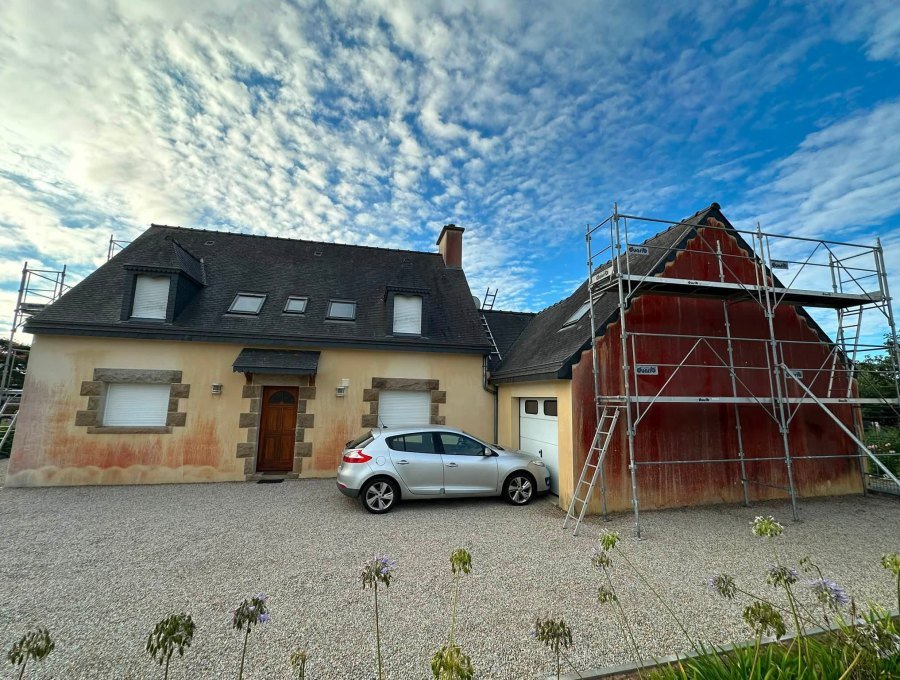 Ravalement d'un enduit gratté envahi par les algues rouges, Paimpol