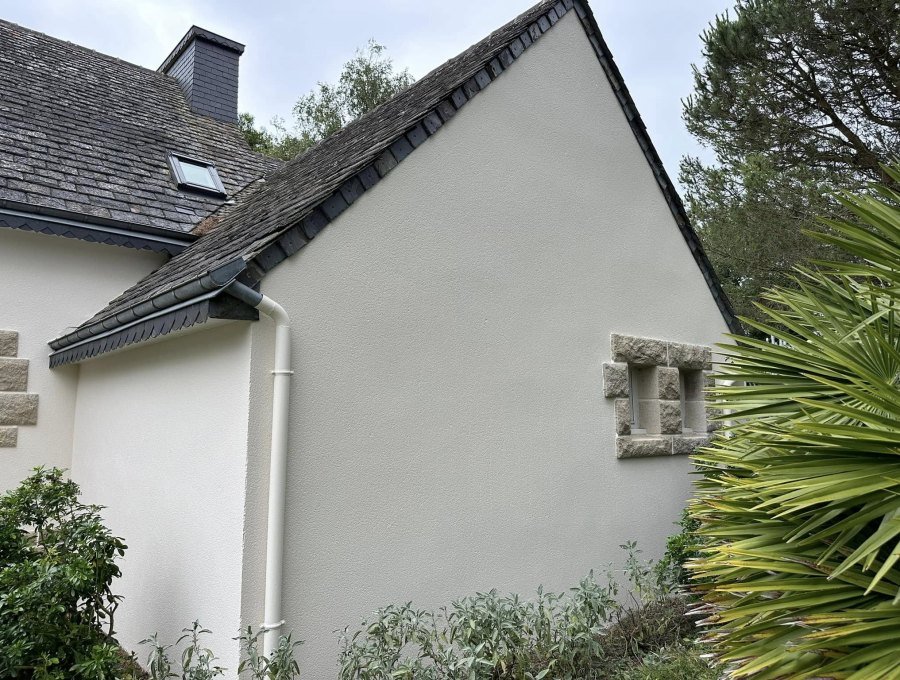 Ravalement d'une maison aux encadrements de granit