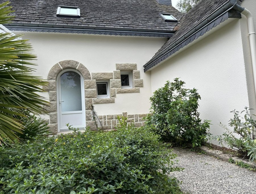 Ravalement d'une maison aux encadrements de granit