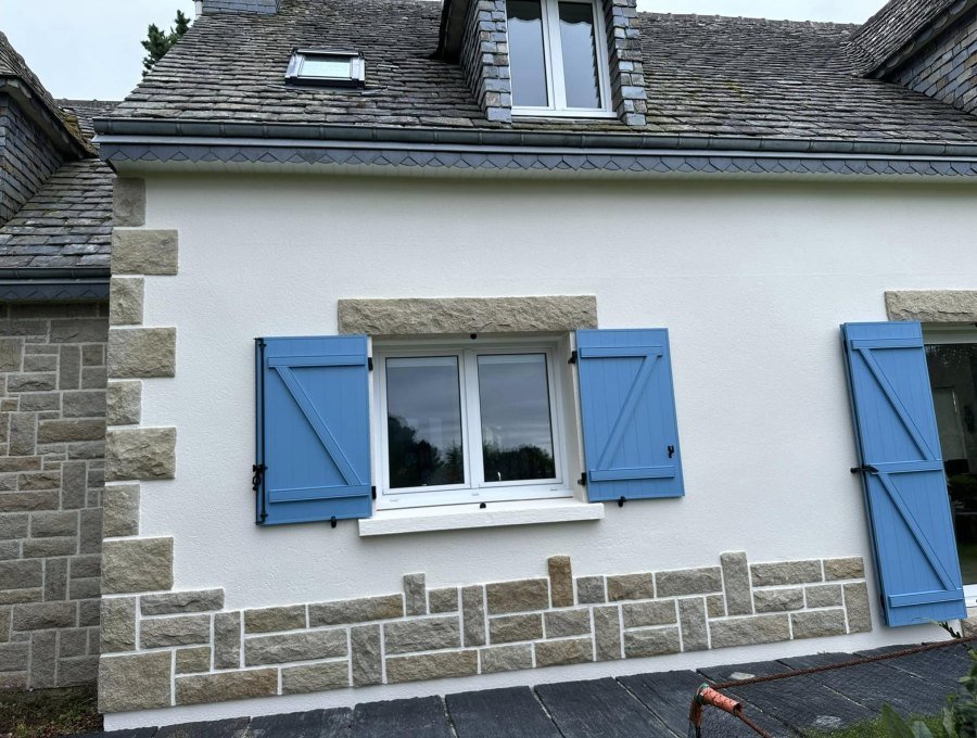 Ravalement d'une maison aux encadrements de granit