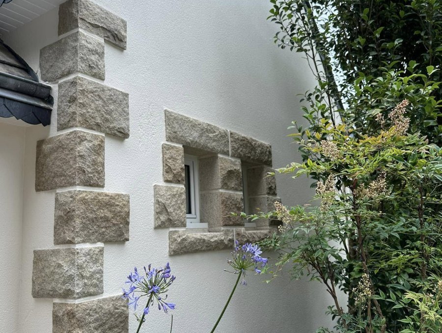 Ravalement d'une maison aux encadrements de granit