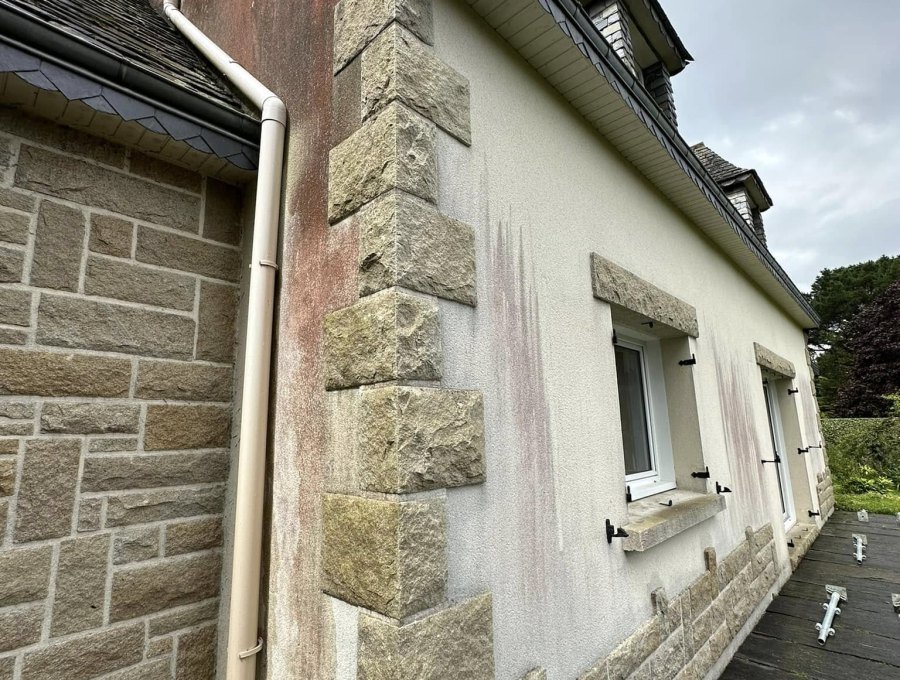 Ravalement d'une maison aux encadrements de granit
