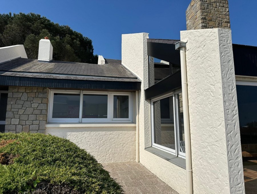 Ravalement d'une maison face à Bréhat, Ploubazlanec