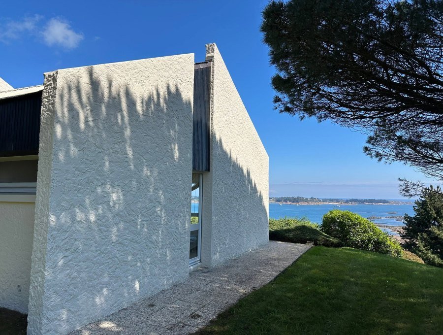 Ravalement d'une maison face à Bréhat, Ploubazlanec