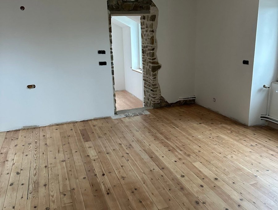 Un étage rénové : murs, plafonds et parquet vitrifié