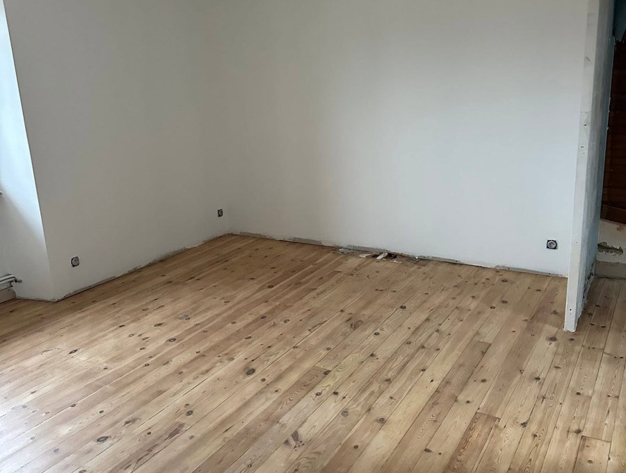 Un étage rénové : murs, plafonds et parquet vitrifié