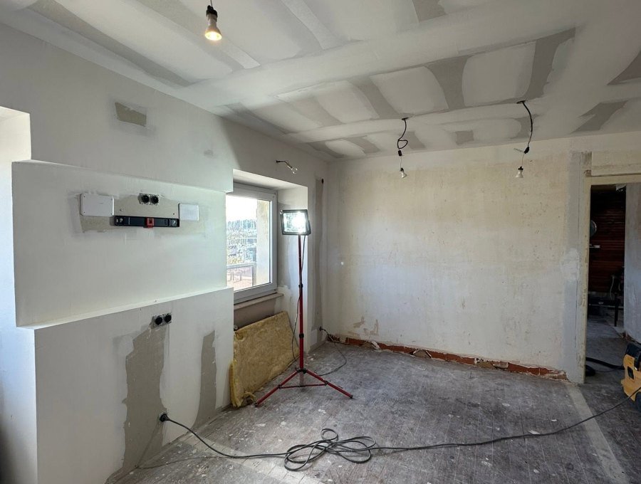 Un étage rénové : murs, plafonds et parquet vitrifié