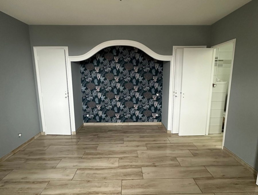 Un étage rénové : murs, plafonds et parquet vitrifié