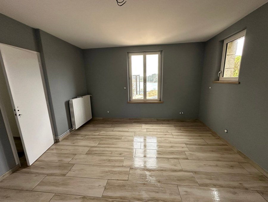 Un étage rénové : murs, plafonds et parquet vitrifié