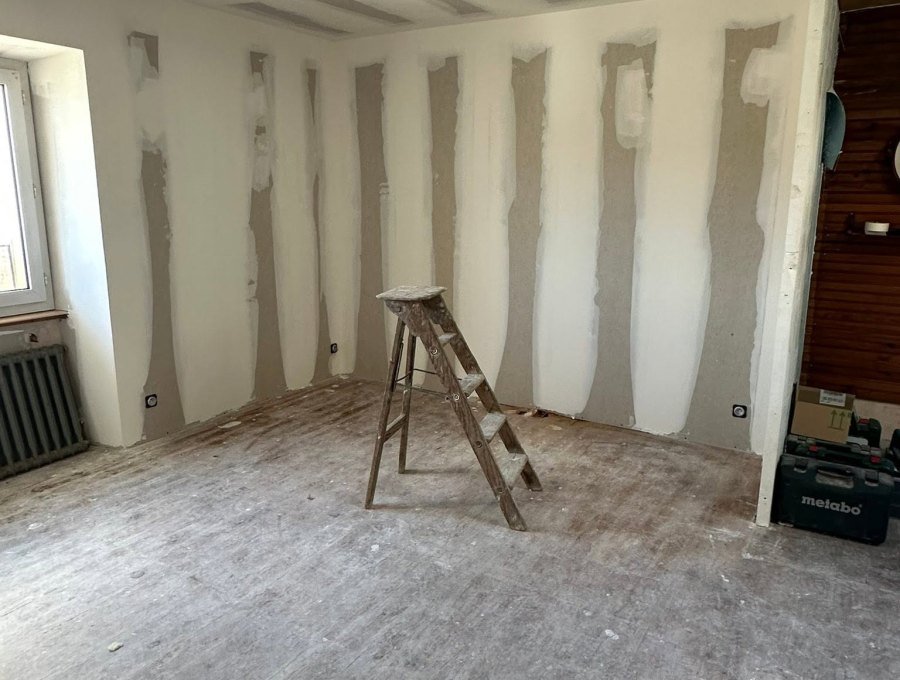 Un étage rénové : murs, plafonds et parquet vitrifié